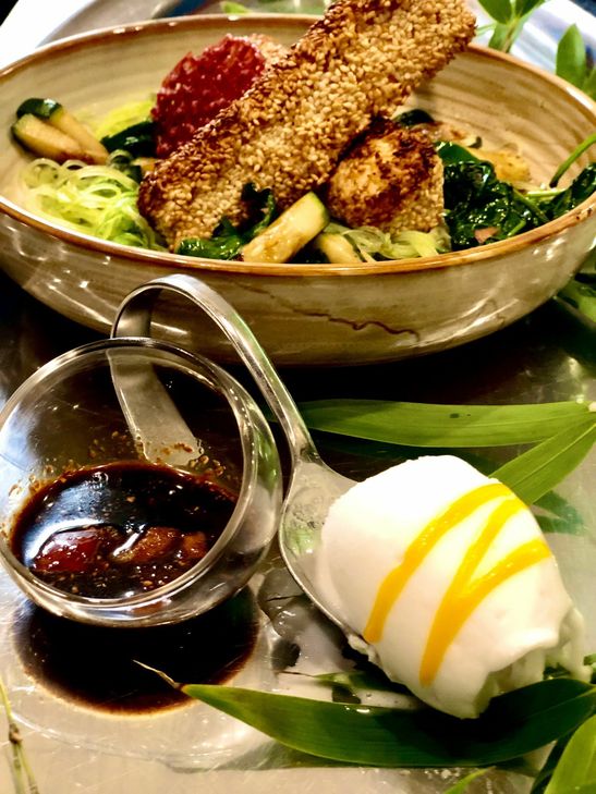 Asiatisch leichten Sommergenuss verspricht dieses Gericht mit Gelbflossen-Tuna im Sesammantel. Foto: Schillings Restaurant