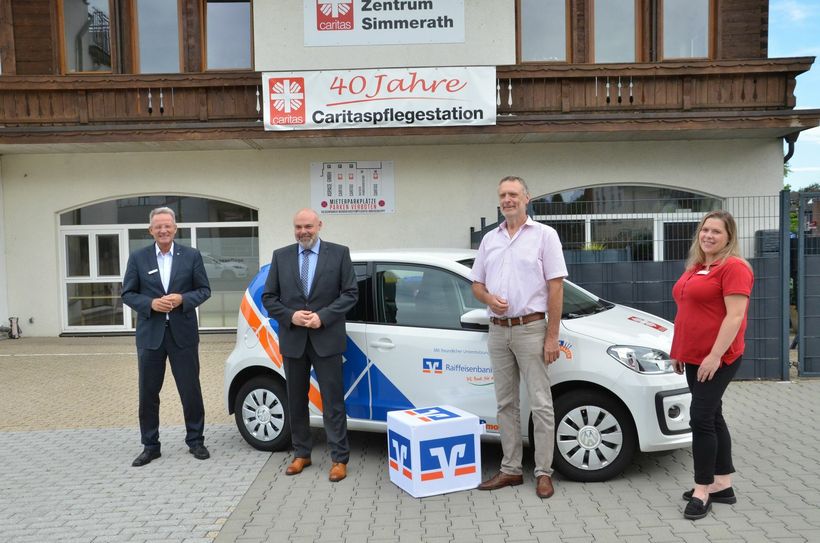 Raiffeisenbank-Vorstand Olaf Jansen und Oliver Lapp übergaben den VW Up nun offiziell an Rolf Schneider und Jessica Franken von der Caritas Eifel. Foto: T. Förster