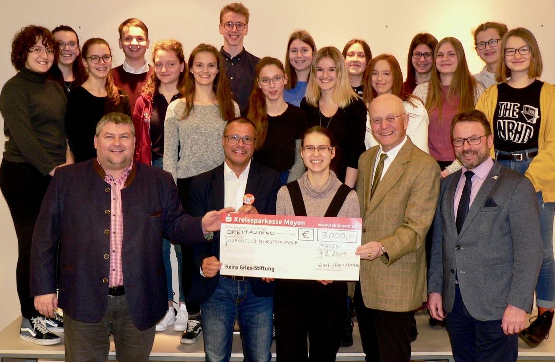 Freude bei den Unterstützern und den Unterstützten: Peter Gries (vorne, links) und Georg Grabkowski (vorne, 2. v. r.) übergaben den Scheck an den Jugendklub der Burgfestspiele mit Anna Franziska Splieth (vorne, 3. v. l.) und Intendant Daniel Ris (vorne, 2. v. l.).