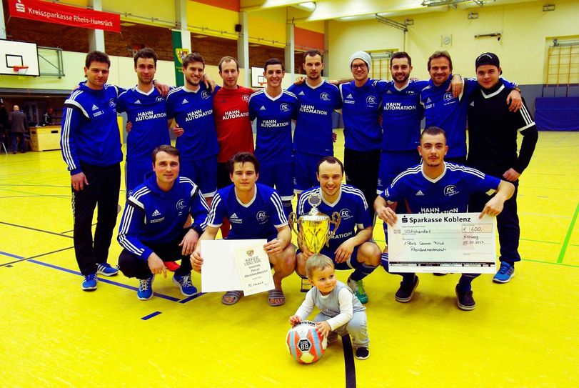Mit dem Titel „Futsal Rheinlandmeister 2017“ kann sich nun der FC Karbach schmücken. Trotz großer Belastung durch Testspiele und dezimiertem Kader gelang der Turniersieg gegen den in der Halle starken FC Kosova Montabauer. Foto: Arno Boes