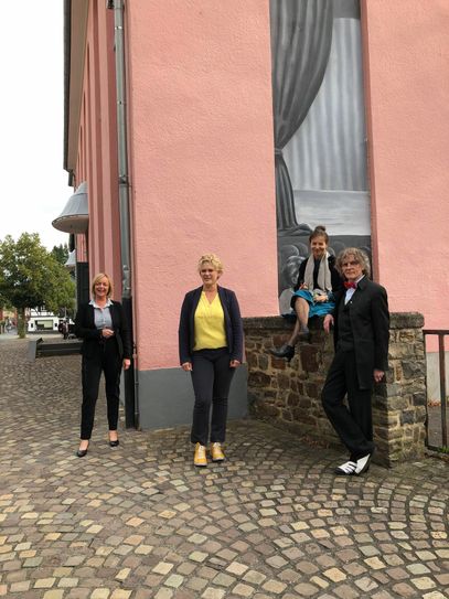 Bürgermeisterin Sabine Preiser-Marian und Julia Hüllbrock (Projektentwicklung F&S conept) wollen, dass das Theater 1 von Christiane Remmert und Jojo Ludwig (v.l.n.r.) die Corona-Krise überlebt. Foto: Breuer