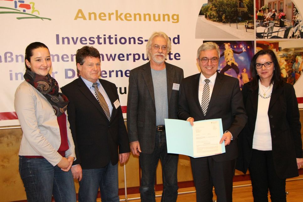 Innenminister Roger Lewentz(2. von rechts)  hat im Rahmen des Dorferneuerungsprogramms 2016 insgesamt 22 Ortsgemeinden in Rheinland-Pfalz als Schwerpunktgemeinden anerkannt. Unter ihnen ist auch Waldweiler (Kreis Trier-Saarburg)