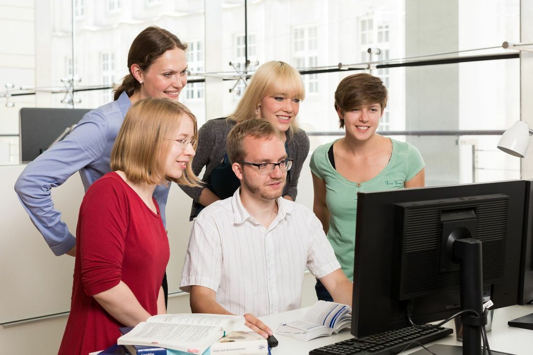 Gemeinsam mit seinem Team aus Ärzten, Medizinstudenten und einer Kommunikationswissenschaftlerin übersetzt Ansgar Jonietz die Befunde ratloser Patienten in eine verständliche Sprache.
