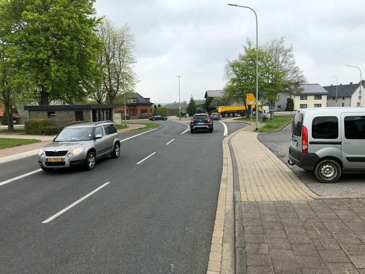 An der Kreuzung Im Pohl / KIrchstraße in Lammersdorf läuft nichts rund. Gegen das Baugebiet samt Kreisverkehr, der dort entstehen soll, wird Klage eingereicht. Gegen das Baugebiet ist nichts einzuwenden, aber der Kreisel stößt bei einigen Anliegern auf Unmut. Foto: T. Förster