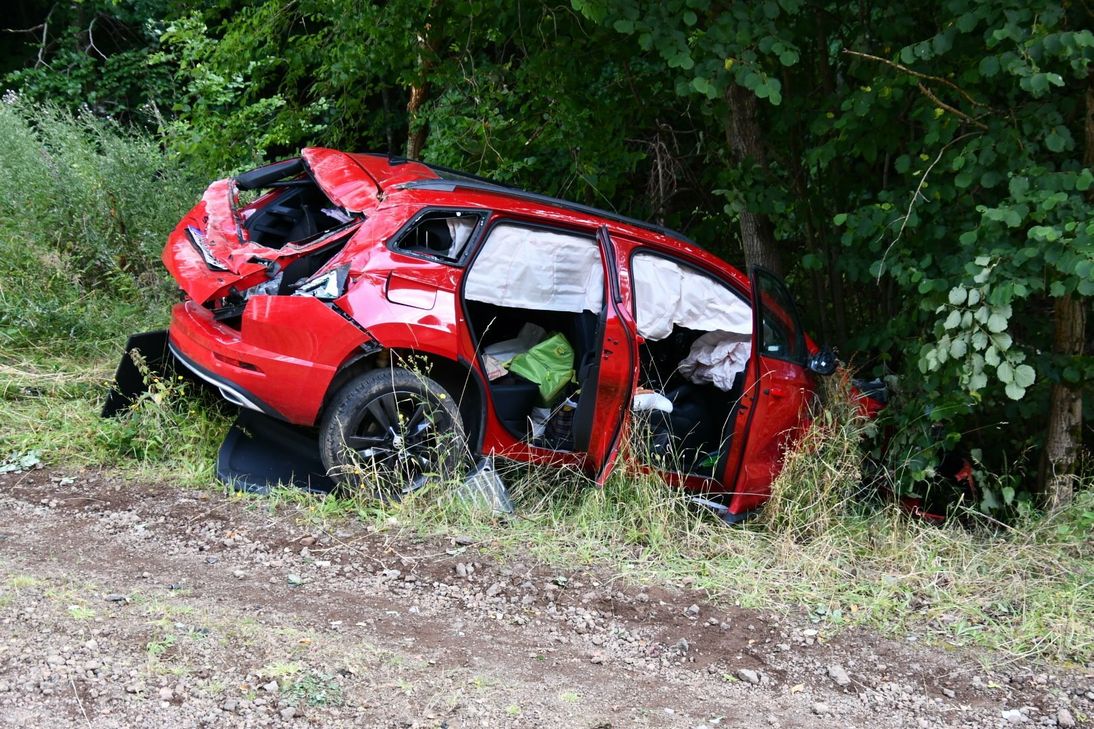 In dem Unfallfahrzeug wurden drei Personen verletzt.