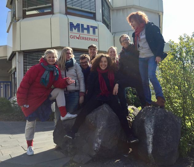 Das "Ronja"-Ensemble (von links): Bettina Muckenhaupt, Catharina Fillers (Regie), Philip Schlomm, Matthias Mantz, Rahel Jankowski, Dominika Szymanska, Charles Ripley und Heike Trinker.