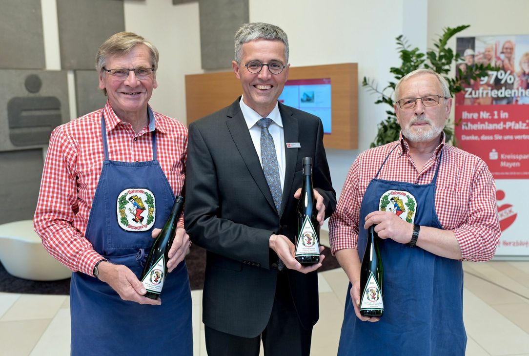 Der neue Ehrenrazejung Karl-Josef Esch mit Oberrazejung Ralf Menden (rechts) und dem 2. Vorsitzenden der Lehmer Razejunge, Dieter Möhring (links).