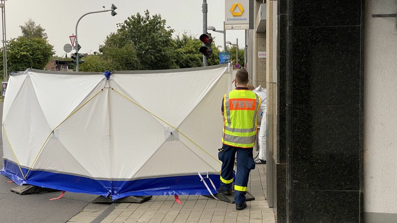 Sichtschutzwände nach Sprengung der Sprengung eines Geldautomaten.