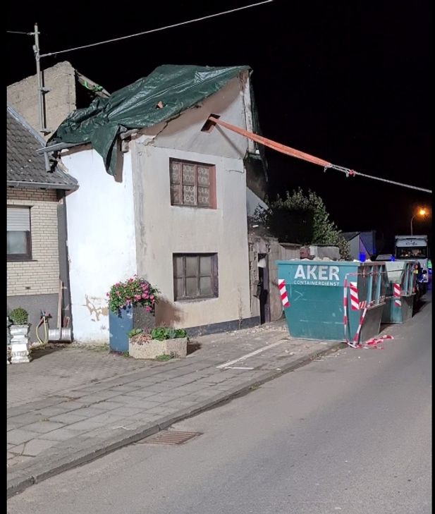 Niederlegen eines Gebäudeteils in Weilerswist.