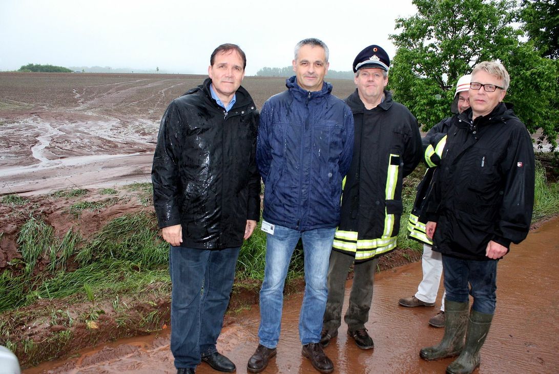 Begutachteten beim Ortstermin in Scheven die Schäden und den Verlauf des Hochwassers (von links): Michael Heller, Allgemeiner Vertreter des Kaller Bürgermeisters, Andreas Lang, Einsatzleiter der Feuerwehr und Kalls Feuerwehrchef Harald Heinen sowie Reinhold Schramm, Mitarbeiter der Gemeinde Kall im Bereich Hochwasserschutz, und Hartwig Kaven von der Unteren Wasserbehörde im Kreis Euskirchen.