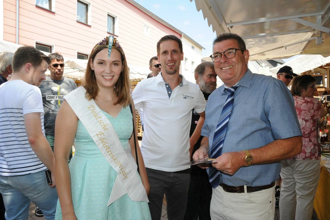 Schnappschuss aus dem vergangenen Jahr: Daniel Thiel, Leiter der Tourist-Information, mit Edelsteinkönigin Anna-Lena Märker und Ortsbürgermeister Burkhard Graul. Fotos: Archiv