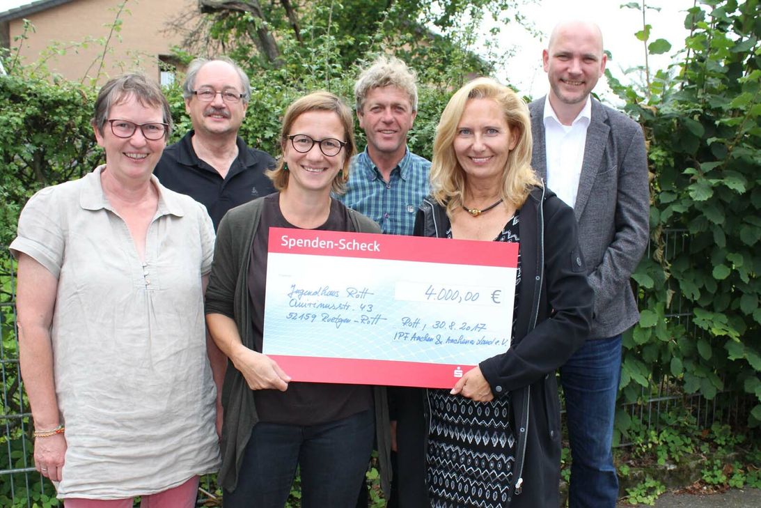 4000 Euro: Da kam Freude auf bei Ruth Richter (v.l.), Helmut Uthke, Claudia Henn, Klaus Löhrer, Angela Sälzer und Bürgermeister Jorma Klauss.Foto: Günther Sander