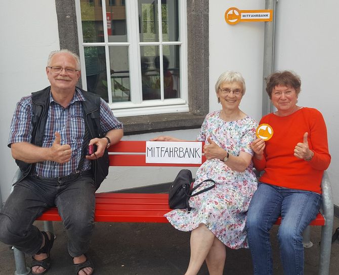 Daumen hoch für die "Mitfahrbank" in der Verbandsgemeinde Vordereifel.
