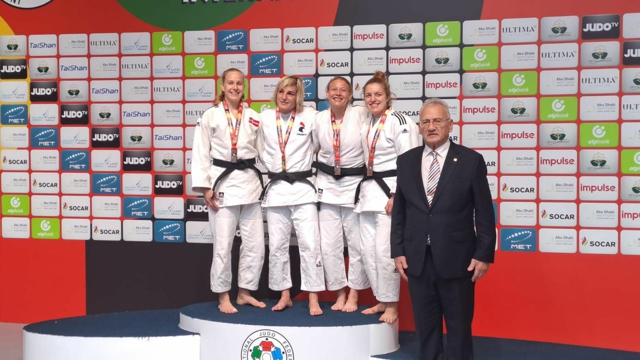 Swantje Kaiser bei der Siegerehrung (Dritte v. li.).