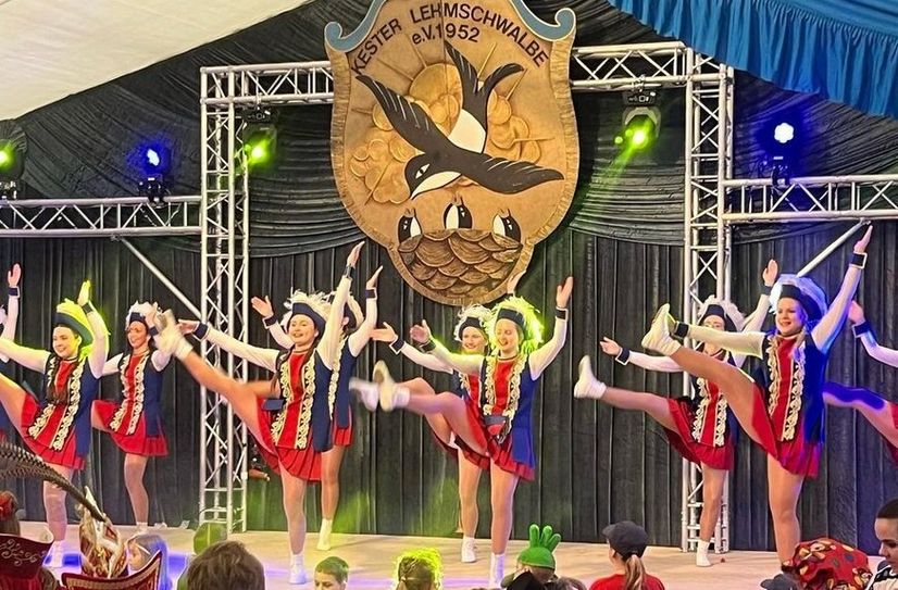 Befreundete Karnevalsvereine und eigene Tanzgruppen beim Karnevalsfrühschoppen der »Kester Lehmschwalbe« im Dorfgemeinschaftshaus in Kesternich.