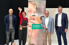 Die Kinder verfolgten begeistert das Theaterstück „Hochzeit unter Strom“ und erweiterten ihr Wissen rund um das Thema Energie. Das Foto zeigt (v. l.): Dritter Beigeordneter der Stadt Saarburg Manuel Müller, Schauspielerin Silke Geyer, Bürgermeister der Verbandsgemeinde Saarburg-Kell Jürgen Dixius sowie Westenergie-Kommunalmanager Christian Nathem.