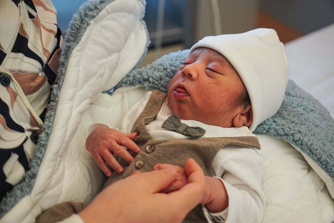 Der kleine Ryan erblickte am Neujahrstag 2026 das Licht der Welt; Foto: Klinikum Mutterhaus der Borromäerinnen