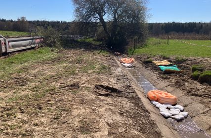 Bachlauf mit Ölsperren.