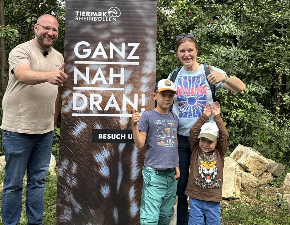 Geschäftsführer Kristof Fröhlich begrüßte mit Anna-Lena Englert aus Ellern die millionste Besucherin seit der Neuausrichtung 2020. Sie war gemeinsam mit ihren Söhnen Jona und Paul im Park unterwegs.