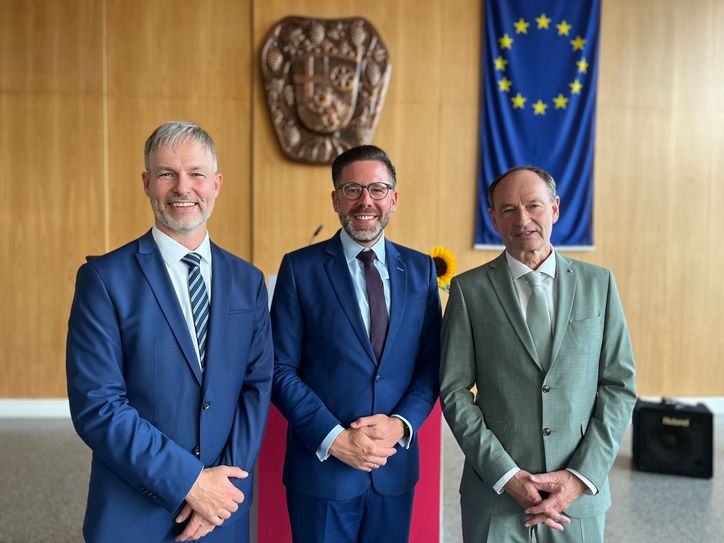 V.l.: Dr. Marcel Heinemann, Justizminister Philipp Fernis und Joachim Anheier