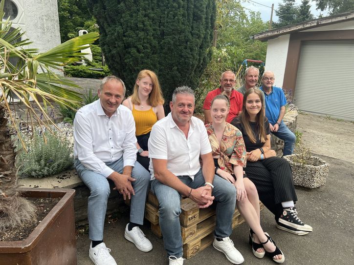 Sie sind eine eingeschworene Truppe und freuen sich auf die kommende Veranstaltung - das Orga-Team von »Jeck sin, lache, Musik mache«.