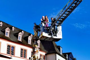Wolfram Leibe und Weinkönigin Lilian I nach erfolgreicher Blumenstraußübergabe am Freitag.