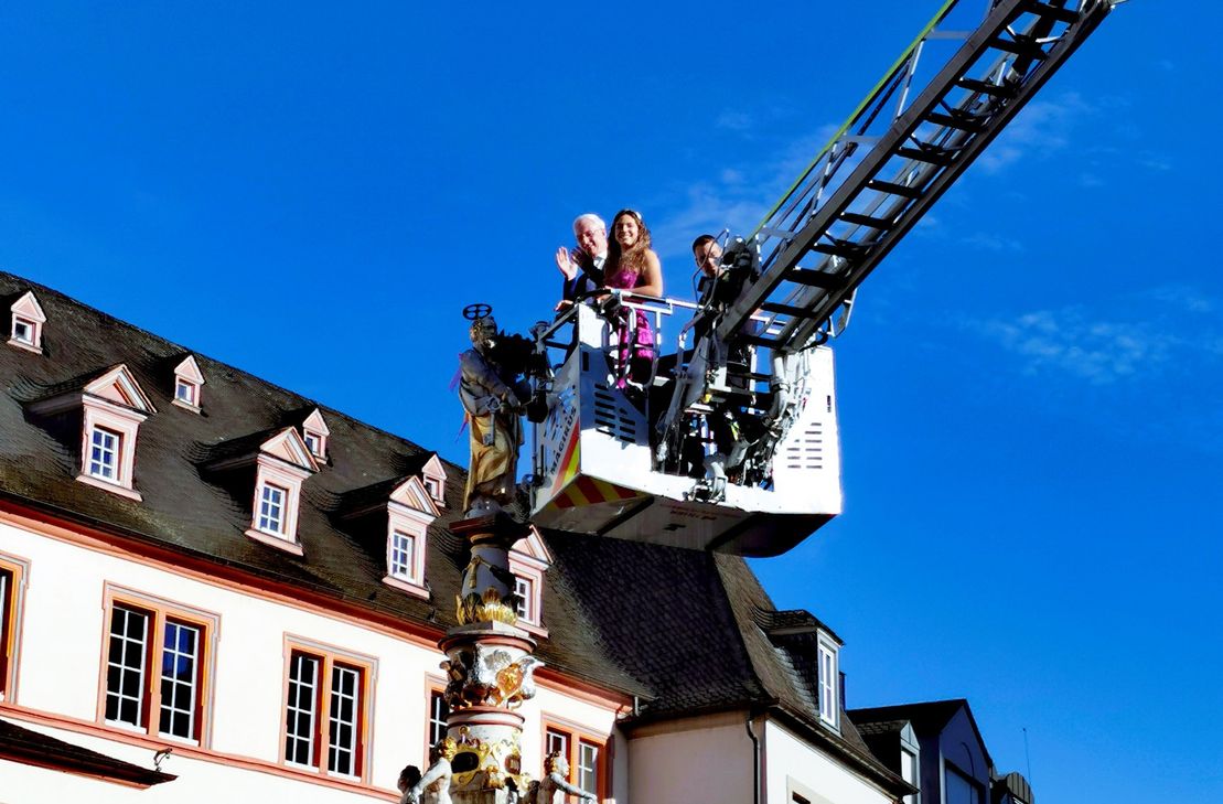 Wolfram Leibe und Weinkönigin Lilian I nach erfolgreicher Blumenstraußübergabe am Freitag.