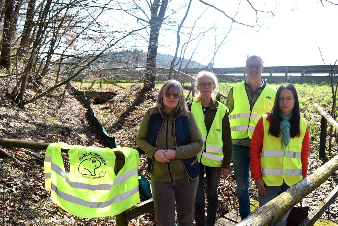 Gehören zum Team der Froschköniginnen und helfen unter anderem Amphibien über die L165 in das Hochwasserrückhaltebecken Eicherscheid (v.li.): Sabine Terspecken, Vera Krauland, Torsten Höller und Macarena Höller.
