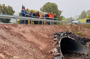 Bereits zum Schulanfang nach den Sommerferien war die neue Kolvenbachbrücke fertiggestellt. Jetzt erfolgte die symbolische Verkehrsfreigabe.