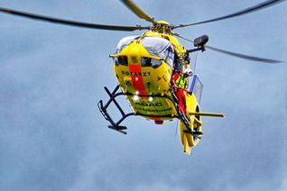 Mittels Helikopter und Seilwinde bargen die Helfer den verletzten Kletterer.