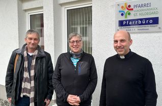 Caritasdirektor Dr. Jens Werner (links), Gemeindereferentin Petra Kollmar und Pastor Christian Adams freuen sich über die Resonanz auf den Spendenaufruf.