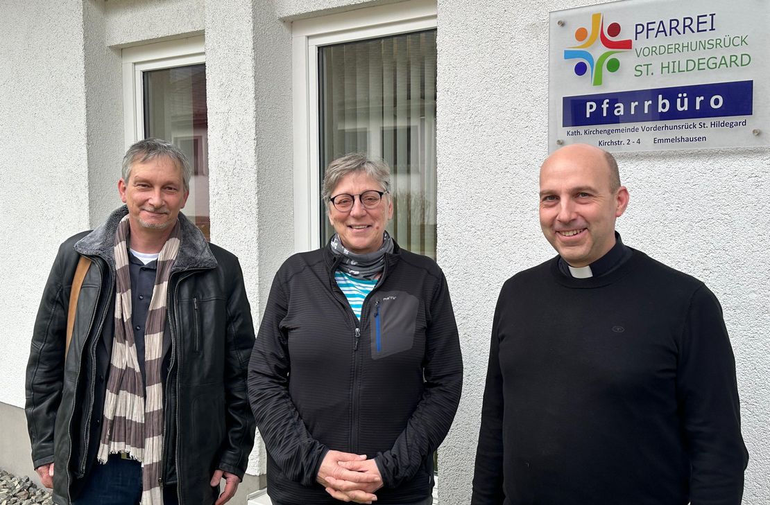 Caritasdirektor Dr. Jens Werner (links), Gemeindereferentin Petra Kollmar und Pastor Christian Adams freuen sich über die Resonanz auf den Spendenaufruf.