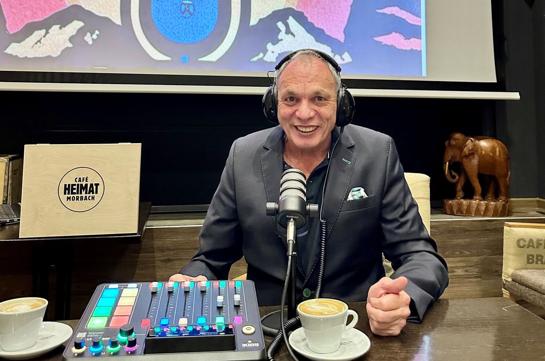 Noch ist der Platz neben Podcast- Host Thomas Vatheuer frei für die KI am Tisch: Beim Live-Podcast "Heimat zum Hören" in Morbach am 11. Oktober um 13 Uhr.