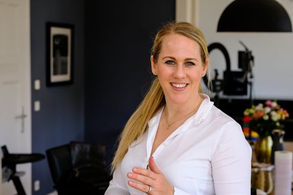 Wie wichtig Fokus und mentales Training sind, das hat die Ex-Profi-Golferin durch ihren Sport gelernt. Nun gibt sie ihre Erfahrungen als Speakerin mit NLP-Ausbildung an andere Menschen weiter.