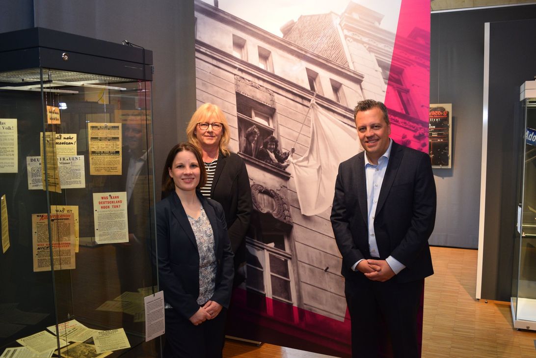 Maja Kützemeier (v.li.), Dr. Heike Lützenkirchen (beide Stadtmuseum Euskirchen) und Bürgermeister Sacha Reichelt präsentierten am 8. Mai die bewegende Ausstellung »Neubeginn im Frieden«.