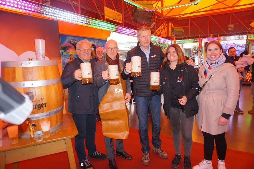 Bereits im letzten Jahr gab es einen Fassanstich am Autoscooter auf dem Marktplatz.
