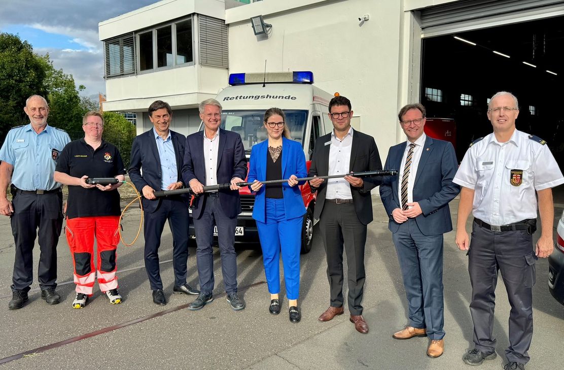 Vertreter von Katastrophenschutz, Sparkassen und Provinzial bei der Übergabe des neuen Rettungsdetektors in Wittlich.