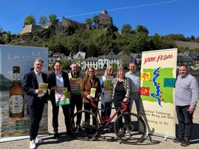 v.l. Gerd Müller (Bitburger Braugruppe), Guido Wacht (Bürgermeister der Verbandsgemeinde Konz), Christof Kramp (Station K), Simone Thiel (hauptamtliche Erste Beigeordnete der Verbandsgemeinde Saarburg-Kell), Stefanie Koch, Marita Geltz ( beide Saar-Obermosel-Touristik), Michael Riehm (Saarschleife Touristik ) und Björn Becker (Tourist-Information Kreisstadt Merzig)