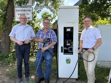 Gemeinsam bei der Einweihung der neuen Ladeinfrastruktur in Schweich-Issel. Von links nach rechts: Stadtbürgermeister Lars Rieger, Ortsvorsteher Johannes Lehnert sowie Westenergie-Regionalmanager Marco Felten