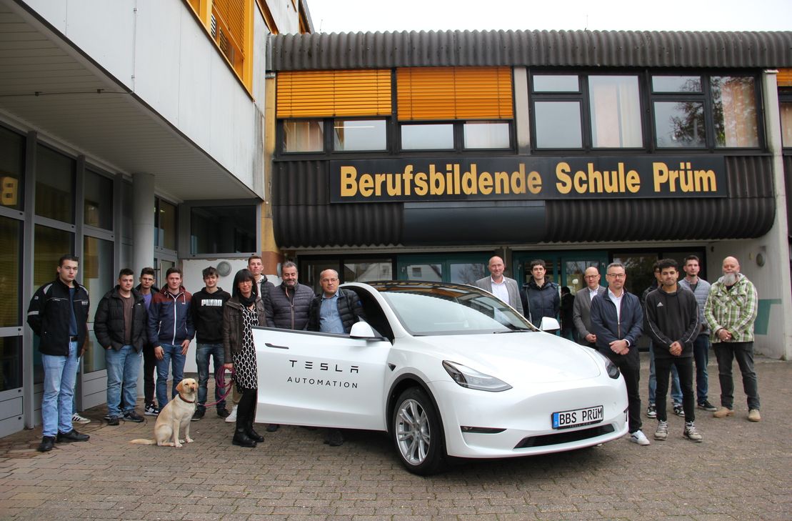 Tesla Übergabe bei der BBS Prüm mit Landrat Andreas Kruppert, Auszubildenden und der Schülervertretung.