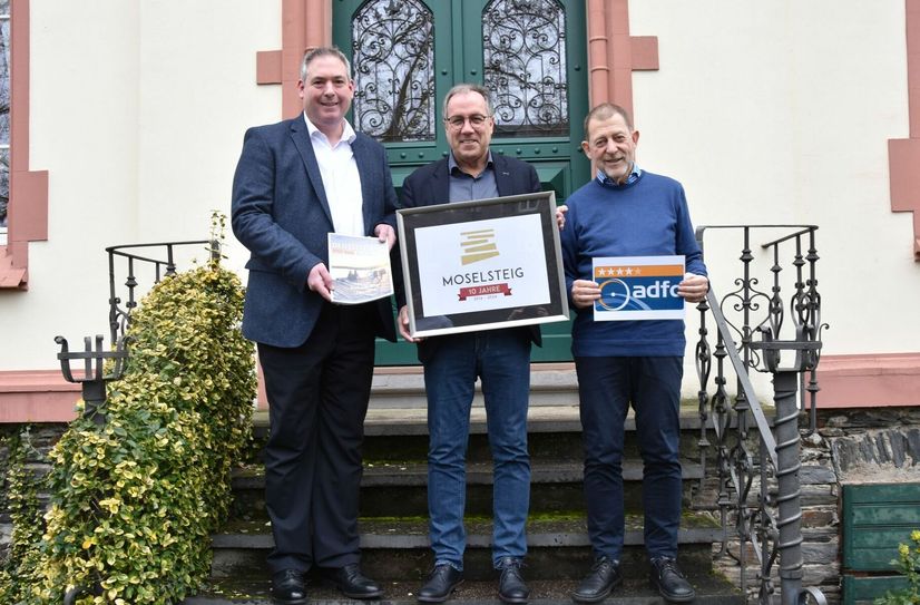 Die Mosellandtouristik GmbH informierte während eines Pressegesprächs in Mülheim zum 10-jährigen Jubiläum Moselsteig und zur erstmaligen Auszeichnung des Mosel-Radweges als ADFC Vier-Sterne Qualitätsradroute.
Im Bild: Thomas Kalff, Geschäftsführer Mosellandtouristik GmbH, Landrat Gregor Eibes, Aufsichtsratsvorsitzender Mosellandtouristik GmbH und Erhardt Vortanz, Referent für Radtourismus ADFC Rheinland-Pfalz e.V..