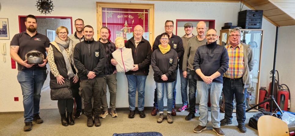 Die Teilnehmer nach der Erste-Hilfe-Ausbildung.