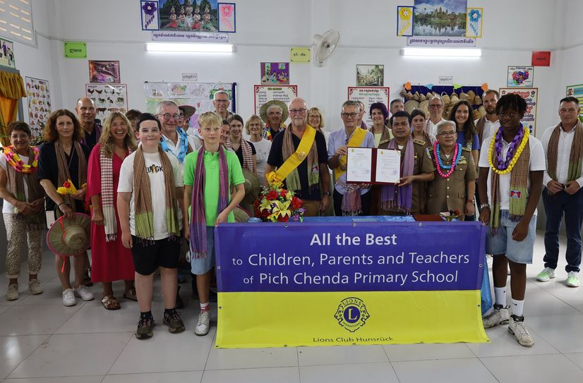 Mitglieder des Lions-Clubs nahmen im Rahmen einer Delegationsreise von Fly & Help an der Einweihung der Schule teil. 27 Personen nahmen an der Reise nach Asien teil.