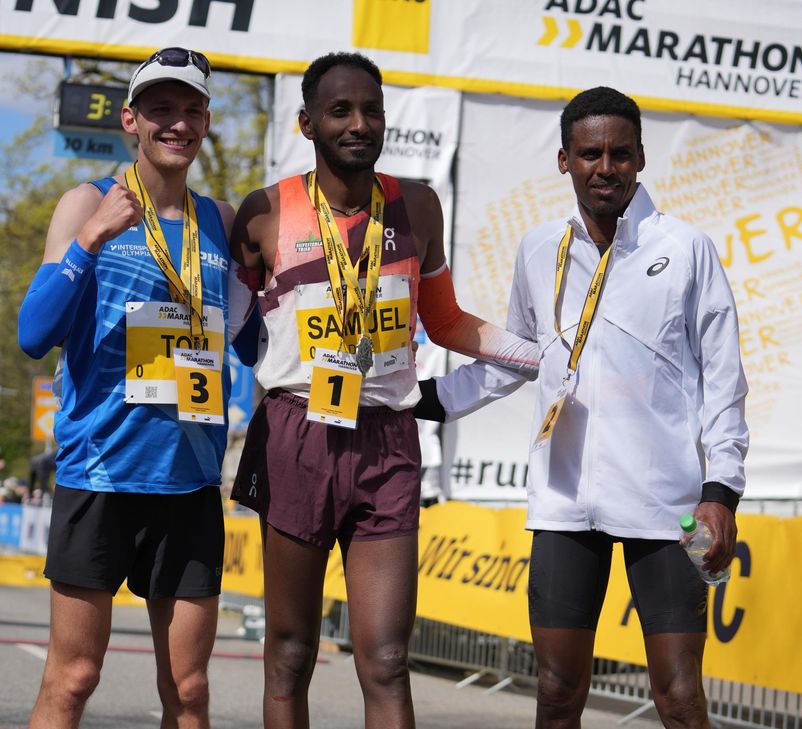 Samuel Fitwi gewann seinen ersten großen Marathion-Lauf in Hannopver vor Haftom Welday (re.) und Tom Thurley (li).