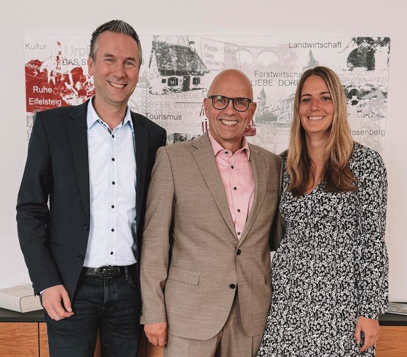 Bürgermeister Manuel Follmann mit Jürgen Heinz und Eva Braband.
