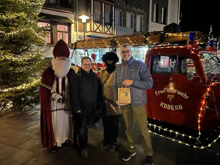 Ortsbürgermeister und Kreisbeigeordneter genießen die vorweihnachtliche Stimmung auf der Nikolausfahrt.