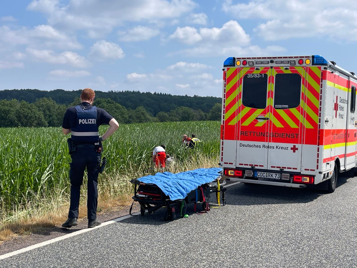 Ein Motorradfahrer kam in einer Kurve von der Fahrbahn ab und stürzte ins Maisfeld.