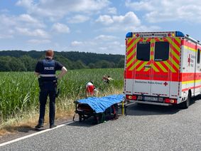 Ein Motorradfahrer kam in einer Kurve von der Fahrbahn ab und stürzte ins Maisfeld.