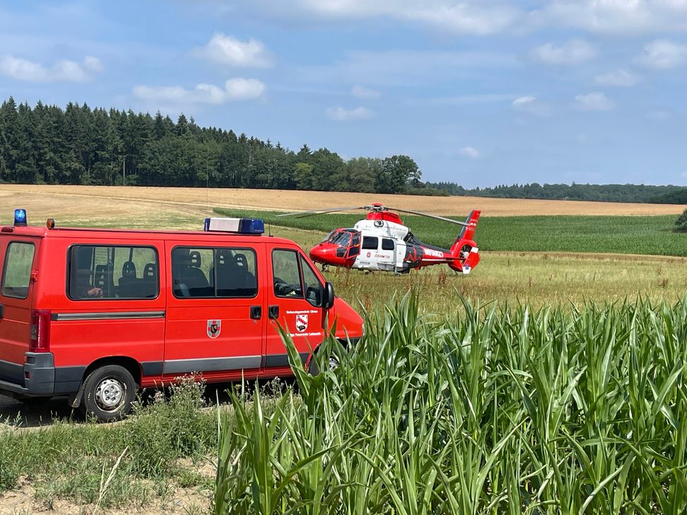 Ein Motorradfahrer kam in einer Kurve von der Fahrbahn ab und stürzte ins Maisfeld.
