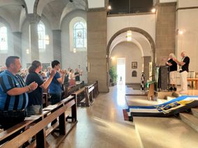 Die Gottesdienstgemeinde singt die Vereinshymne mit Helmut Leyendecker